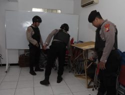 Berikan Rasa Nyaman Polres Lamongan Lakukan Pengamanan Ibadah GPPS Shalom Jelang Natal 2025