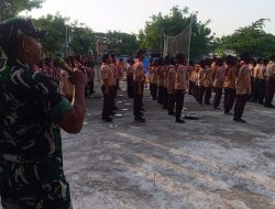Babinsa Koramil 0812/03 Turi Berikan Pelatihan Baris Berbaris kepada Siswa SMK Nusantara dalam Kegiatan Perkemahan Akhir Tahun