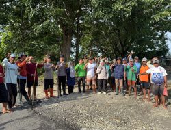 Gropyokan Tikus Inisiatif Bhabinkamtibmas Hindari Penggunaan Jebakan Listrik di Sawah