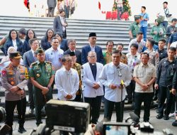 Rilis Pers Puspen Kemendagri  Rabu, 24 Desember 2025  *Mendagri Bersama Sejumlah Menteri Pantau Kesiapan Ibadah Malam Natal 2025 di Jakarta*  Jakarta – Menteri Dalam Negeri (Mendagri) Muhammad Tito Karnavian bersama sejumlah menteri memantau kesiapan pelaksanaan Ibadah Malam Natal Tahun 2025 di Gereja Katedral dan Gereja Protestan di Indonesia Bagian Barat (GPIB) Immanuel, Jakarta Pusat, Rabu (24/12/2025). Peninjauan ini dilakukan untuk memastikan umat Kristiani dapat menjalankan ibadah dengan aman, tertib, dan khidmat.  Dalam peninjauan tersebut, Mendagri bersama rombongan melihat secara langsung kesiapan pengamanan serta sarana dan prasarana pendukung peribadatan di kedua gereja. Kehadiran jajaran pemerintah ini sekaligus menegaskan komitmen negara dalam menjamin kebebasan beribadah serta memberikan rasa aman kepada masyarakat.  Pada kesempatan itu, Menteri Koordinator (Menko) Bidang Politik dan Keamanan (Polkam) Djamari Chaniago menyampaikan pesan empati kepada jemaat, mengingat sebagian masyarakat di wilayah lain merayakan Natal dalam situasi sulit akibat bencana alam.  “Bersamaan pada saat kita di sini merayakan hari Natal, saudara-saudara kita yang berada di Sumatera Utara, Aceh, dan Sumatera Barat juga merayakannya dalam kondisi yang sangat memprihatinkan karena bencana alam yang melanda daerah mereka,” ujar Menko Polkam Djamari di GPIB Immanuel.  Ia mengajak jemaat untuk mendoakan masyarakat terdampak bencana serta mendoakan pemerintah agar dapat menjalankan tugasnya dengan baik dalam memenuhi kebutuhan para korban. Menko Polkam menegaskan bahwa pemerintah terus hadir untuk memastikan rasa aman dan ketenangan bagi umat yang menjalankan ibadah.  Sejalan dengan hal tersebut, Mendagri juga mengimbau daerah-daerah yang tidak terdampak bencana agar merayakan Natal dan Tahun Baru (Nataru) secara sederhana dan penuh empati sebagai bentuk solidaritas nasional.  “Kita mengimbau untuk tidak dilaksanakan secara euforia yang berlebihan,” tandas Mendagri.  Peninjauan kesiapan Ibadah Malam Natal ini turut dihadiri oleh Menteri Koordinator (Menko) Bidang Pembangunan Manusia dan Kebudayaan (PMK) Pratikno, Kepala Kepolisian Negara Republik Indonesia (Kapolri) Jenderal Listyo Sigit Prabowo, Panglima Tentara Nasional Indonesia (TNI) Jenderal TNI Agus Subiyanto, serta Gubernur DKI Jakarta Pramono Anung.  Melalui sinergi lintas kementerian dan lembaga tersebut, pemerintah berharap perayaan Natal 2025 dapat berlangsung aman, damai, dan khidmat, sekaligus menumbuhkan semangat solidaritas dan kepedulian sosial terhadap sesama, khususnya bagi masyarakat yang tengah menghadapi musibah.  Puspen Kemendagri