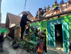Babinsa Kepanjenkidul Bersama Warga Gotong Royong Renovasi Rumah Warga