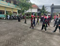 ​Perkuat Disiplin dan Cinta Tanah Air, Babinsa Sugio Latih PBB dan Wasbang Calon Banser