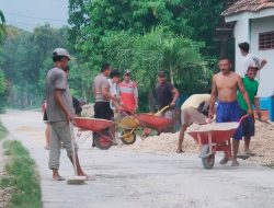 Kecewa dengan kepimpinan kades Angely tak perbaiki jalan warga akhirnya patungan untuk memperbaiki jalan