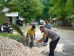 Peduli Keselamatan Warga, Kapolsek Laren Bersama Anggota dan Warga Desa Gampangsejati Kerja Bakti Perbaikan Jalan Poro