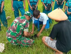 Babinsa Ngeni Bersama Siswa SMPN 2 Wonotirto Tanam Bibit Trembesi Mendukung Program Bersatu Dengan Alam
