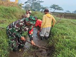 Optimalkan Pasokan Air Sawah, Babinsa Turun Tangan Membersihkan Saluran Irigasi