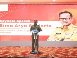 Rilis Pers Puspen Kemendagri  Selasa, 27 Januari 2026  *Di Talkshow KOMPeK UI, Bima Arya Ungkap Tantangan Indonesia untuk Menjadi Negara Maju*  Jakarta – Wakil Menteri Dalam Negeri (Wamendagri) Bima Arya Sugiarto mengungkap tantangan besar yang harus dihadapi Indonesia untuk melangkah menjadi negara maju. Menurutnya, Indonesia saat ini berada di titik krusial atau simpang jalan, dengan peluang besar dalam 20 tahun ke depan, namun masih dibayangi pekerjaan rumah utama, yakni keluar dari jebakan pendapatan menengah (middle income trap).  Menurutnya, sejarah menunjukkan hanya 34 negara yang berhasil naik kelas menjadi negara maju, sementara 108 negara lainnya gagal melampaui status berpendapatan menengah. Hal tersebut disampaikan Bima saat menjadi keynote speaker dalam Talkshow Kompetisi Ekonomi (KOMPeK) ke-28 yang diselenggarakan oleh Badan Eksekutif Mahasiswa (BEM) Fakultas Ekonomi dan Bisnis (FEB) Universitas Indonesia (UI).  “Banyak negara itu enggak lolos, 108 negara enggak lolos, enggak naik tingkat. Dari kelas bawah ke kelas menengah tapi enggak bisa loncat ke atas. Kalau kita gagal memanfaatkan apa yang ada saat ini, maka kita enggak bisa menjadi negara maju,” katanya di Auditorium BPSDM Kemendagri, Jakarta, Selasa (27/1/2026).  Dia melanjutkan, Indonesia memiliki kesempatan besar untuk menjadi negara maju, bukan semata soal kebanggaan, melainkan juga menyangkut kesejahteraan ekonomi. Saat ini, perjuangan Presiden Prabowo Subianto bersama para menteri, ekonom, entrepreneur, dan pengusaha, yaitu membawa Indonesia keluar dari jebakan kelas menengah. Prediksi tersebut pun didasarkan pada data dari lembaga kredibel seperti World Bank, The Economist, dan Goldman Sachs.  “Nah tapi menuju ke situ, itu enggak mudah. Kalau saya mencatat ya, kalau kita pelajari Singapura, Korea Selatan, kemudian beberapa negara di Asia Timur lain. Yang bisa cepat naik kelas itu kenapa? Satu, adanya visi nasional yang konsisten. Jadi, itu terus dilanjutkan oleh pemimpin berikutnya,” terangnya.  Syarat kedua, lanjut Bima, adalah kemandirian ekonomi. Menurutnya, tidak ada negara hebat yang bergantung pada pihak lain, sehingga Indonesia harus membangun kekuatan ekonominya sendiri. Syarat ketiga adalah kepemimpinan yang efektif dan solid di semua level pemerintahan. Kemudian syarat terakhir adalah kolaborasi dan inovasi. Ia menekankan bahwa tantangan pembangunan tidak bisa dijalankan secara sendiri-sendiri.  “Bahkan sekarang ada hal yang jauh lebih penting dari kolaborasi yaitu co-creation. Kalau kolaborasi itu ya pemerintah mengundang aja komunitas atau swasta. Tapi kalau co-creation mendesain sama-sama, merancang sama-sama,” ungkapnya.  Ia juga merinci sejumlah ciri negara maju, di antaranya tidak ada warga yang tertinggal (no one is left behind), partisipasi masyarakat yang kuat, serta pembangunan berkelanjutan dengan perspektif jangka panjang. Menurutnya, tidak ada jalan pintas untuk mencapai status tersebut.  “Jalannya panjang berliku. Tapi kalau kita serius, insyaallah bisa,” tandasnya.  Sebagai informasi, acara ini turut dihadiri oleh Kepala BPSDM Kemendagri Sugeng Hariyono, Sekretaris BPSDM Kemendagri Afrijal Dahrin, serta Ketua BEM FEB UI Jundi Al Muhandis.  Hadir pula empat narasumber lainnya, yakni Kepala Pusat Pengembangan Pendidikan Vokasi Industri BPSDMI Kementerian Perindustrian Wulan Aprilianti Permatasari; Executive Vice Chairman of Planet Carbon & Advisory Board Member, MIT Kuo Sharper Ridzki Kramadibrata; Sekretaris Jenderal Transparency International Indonesia Danang Widoyoko; Founder Ruang Tumbuh Psychological Service Center Irma Gustiana A.; serta Founder Youth Laboratory Indonesia Muhammad Faisal.  Puspen Kemendagri