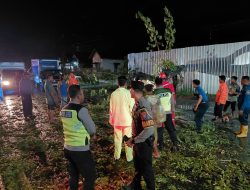 Respon Cepat Call Center 110, Polres Lamongan Evakuasi Mobil Tertimpa Pohon Di Jalur Babat–Surabaya Karena Hujan Dan Angin Kencang