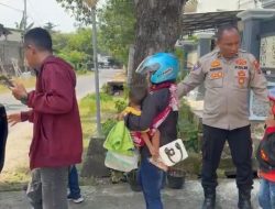 Respon Sigap Ipda Purnomo Bantu Evakuasi Pemudik Mogok di Lamongan dan Berikan Bantuan Biaya Perbaikan