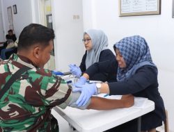 Sambut HUT Bhayangkara Ke-80, Personil Kodim 0812/Lamongan Kompak Ikuti Aksi Donor Darah di Polres Lamongan